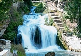 El pueblo medieval de Guadalajara que es famoso por sus cascadas e inspiró a un Premio Nobel