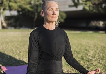 Por qué levantar las piernas frente a una pared es el ejercicio favorito de yoga a los 50 para calmar la mente y reducir estrés