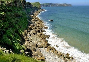 El destino de la costa cántabra que vas a querer visitar en primavera: un pasado romano y la playa que va a enamorar a los amantes del surf