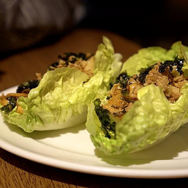 El pintxo Saamy, elaborado con cogollo, mejillones, escabeche y hierbas asiáticas.