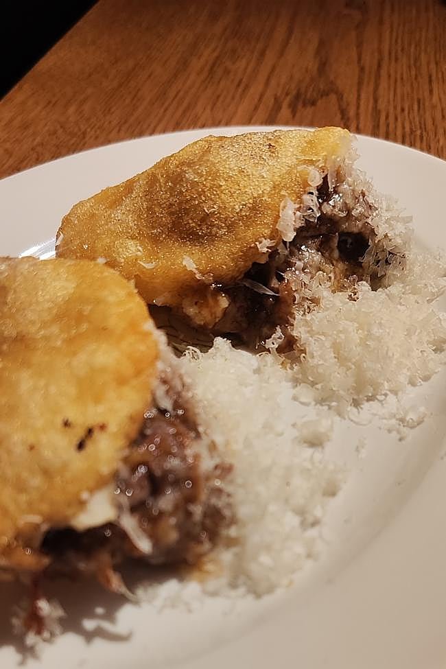 El pintxo Torito, una arepa rellena de rabo de toro y parmesano.