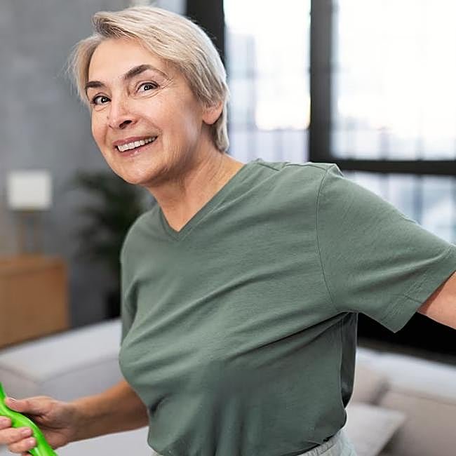 Mujer haciendo ejercicio en casa.