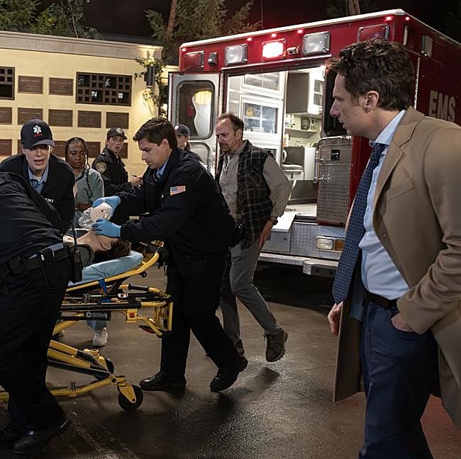 Saskia Wedding, Robert Moloney y Zach Braff en una imagen de la nueva temporada de Scrubs.