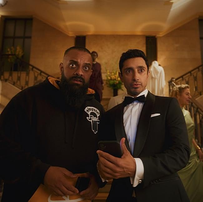 A la derecha, Riz Ahmed, protagonista de la producción sobre la industria del cine, Bait.