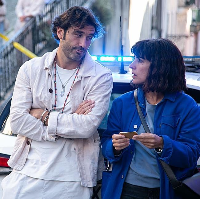 Álex García e Inma Cuesta en una imagen de la serie española Si es martes, es asesinato.