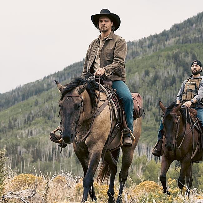 A la izquierda Luke Grimes, que vuelve a interpretar a Kayce Dutton en esta serie derivada de Yellowstone.