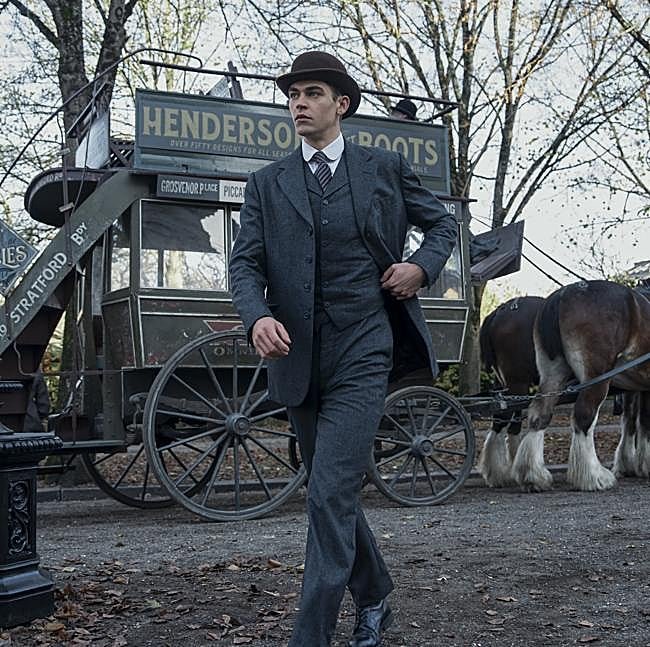 Hero Fiennes Tiffin es el joven Sherlock en la serie de Guy Ritchie sobre el personaje creado por Conan Doyle.