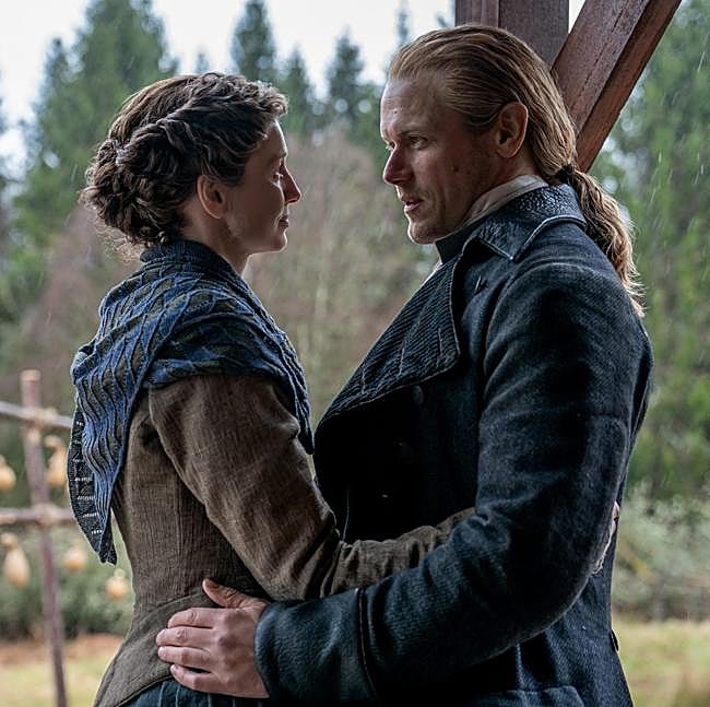 Caítriona Balfe y Sam Heughan en una imagen de la octava temporada de Outlander.