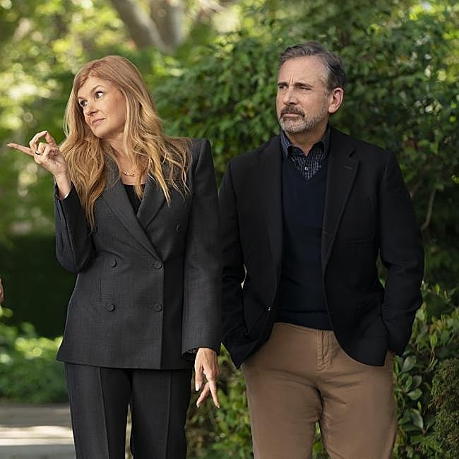 Connie Britton y Steve Carell en una imagen de la comedia Rooster.