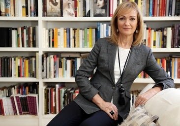 Cristina Morató, escritora: «Letizia ya ha hecho historia al ser nuestra primera reina plebeya, divorciada y de familia humilde»