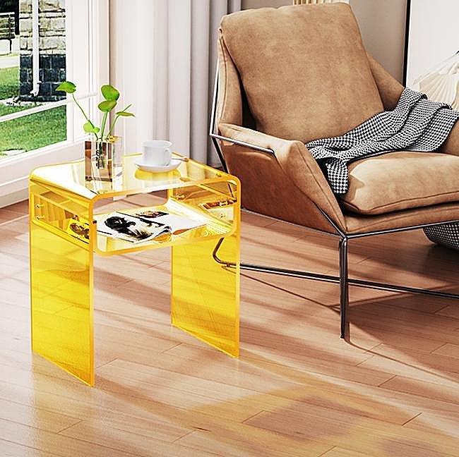 Mesa auxiliar amarilla de Amazon, 129 euros.