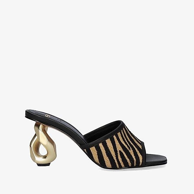 Mules con tacón escultórico dorado de Exé Shoes, 62,95 euros.