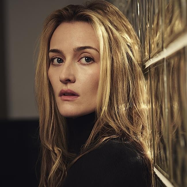 Sarha Pidgeon como Carolyn Besette en la miniserie Love Story.