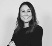 Manuela Villena vuelve a convertirse en la invitada más elegante del Domingo de Ramos: traje de rayas marinero y bolso made in Spain