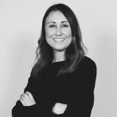 Manuela Villena vuelve a convertirse en la invitada más elegante del Domingo de Ramos: traje de rayas marinero y bolso made in Spain