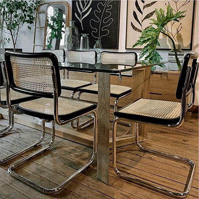Conjunto de comedor con estructura de acero. Las sillas están inspiadas en las icónicas Cesca chairs de Breuer.