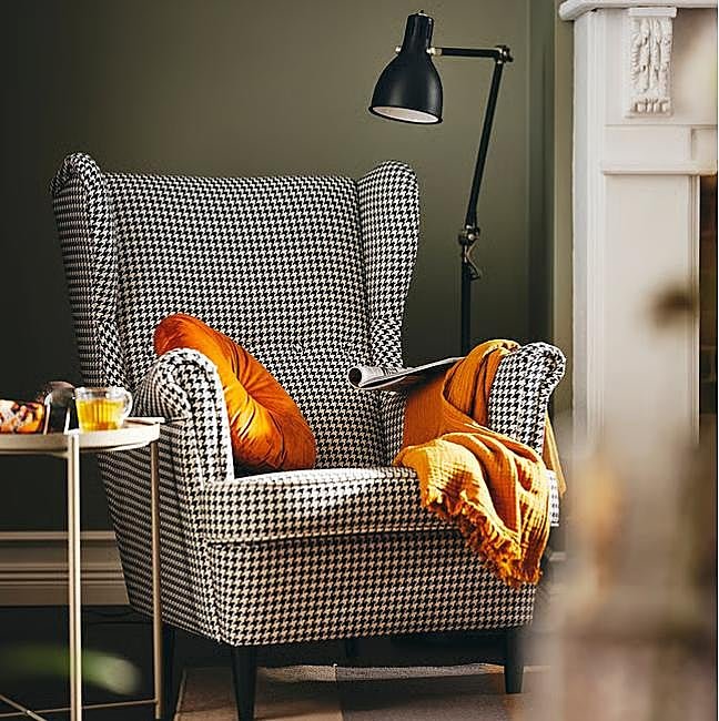 El sillón orejero con estampado pata de gallo de IKEA.