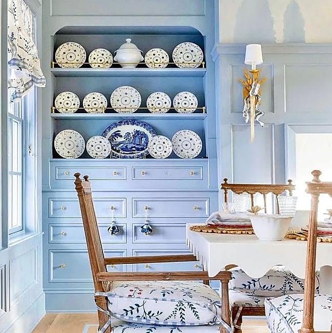 Platero en tono azul claro.