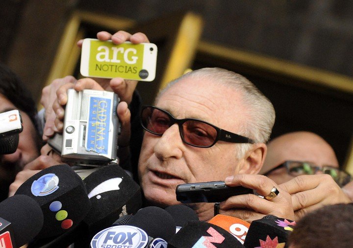 Ernesto Cherquis Bialo anuncia la muerte de Julio Grondona. Foto: DyN