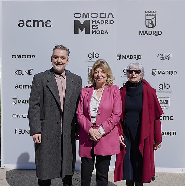 Juan Duyos, presidente de ACME; Engracia Hidalgo, delgada del Área de Gobierno de Economía, Innovación y Hacienda del Ayuntamiento de Madrid y Pepa Bueno, directora Ejecutiva de ACME y vicepresidenta de la Academia de la Moda.