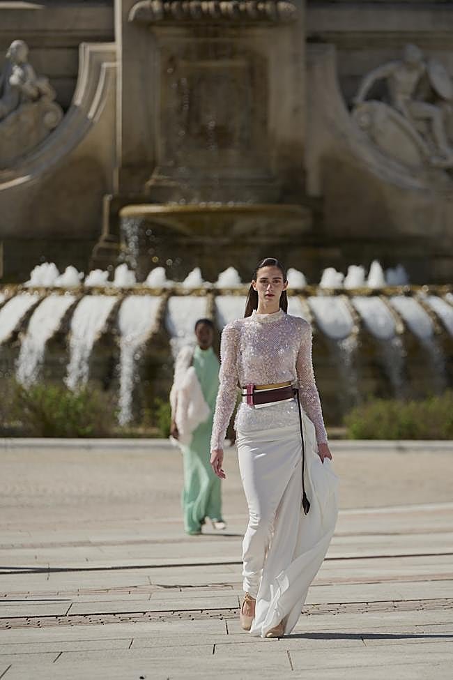 Juan Duyos ha complementado sus looks del desfile inaugural de OMODA Madrid es Moda con unos cinturones que actúan como complemento joya incorporando dispositivos de Glo™*.