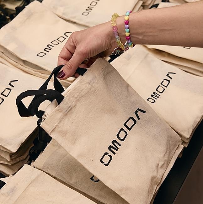 Obsequio de OMODA a los asistentes al aftershow del desfile inaugural de OMODA Madrid es Moda.