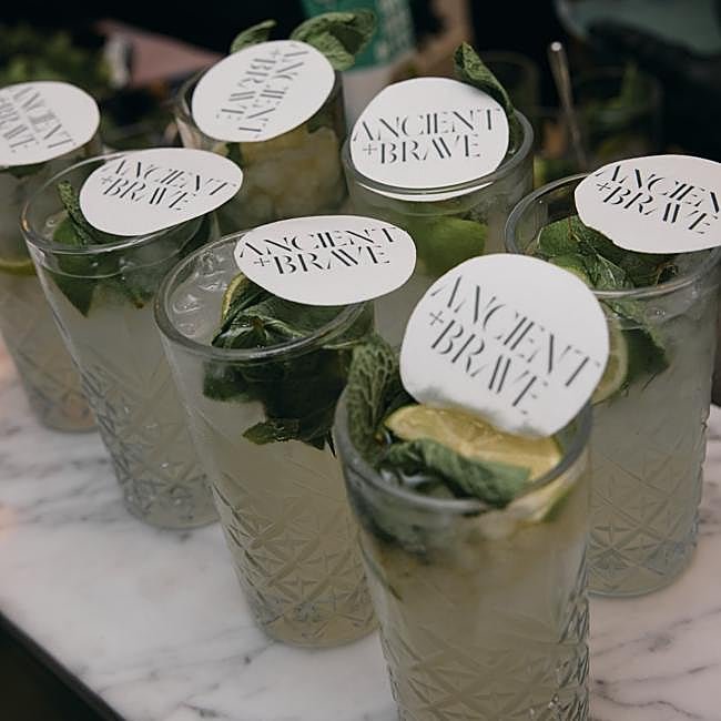 Cócteles con colágeno de Ancient+Brave en el aftershow del desfile inaugural de OMODA Madrid es Moda.