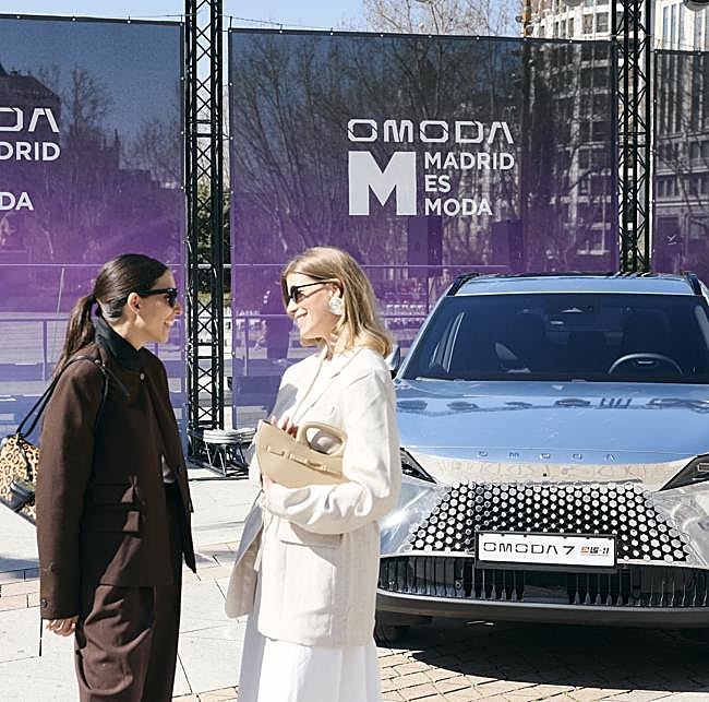 OMODA es Global Partner de OMODA Madrid es Moda y sus coches han acompañado a las VIP en el desfile inagural de esta edición.