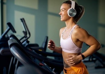Entrenamiento 12-3-30 en cinta inclinada, el ejercicio desafiante para todas las edades que quema más calorías que correr