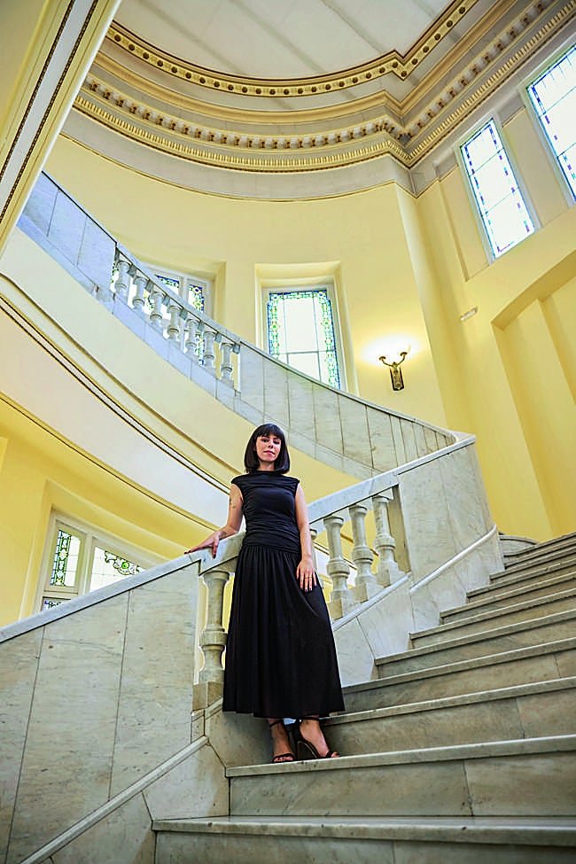 Sara Barquinero en las escaleras del Círculo de Bellas Artes de Madrid con vestido de Sandro.