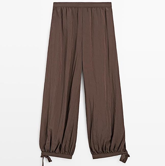 Pantalón fluido marrón, 79,95 euros.