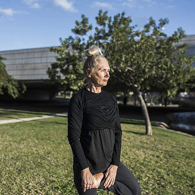 Mujer haciendo ejercicio al aire libre.