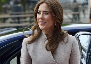 La chaqueta de entretiempo perfecta para llevar con vaqueros la tiene Mary de Dinamarca