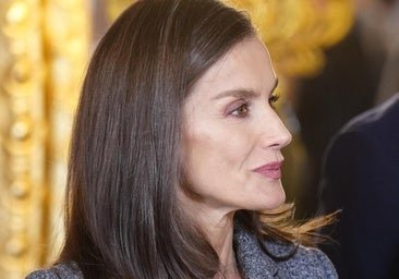 La reina Letizia vuelve a vestir de Felipe Varela: el traje de dos piezas con flores bordadas perfecto para la primavera