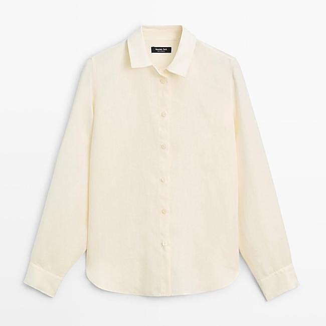 Camisa fluida en tono crema de Massimo Dutti, 49,95 euros.
