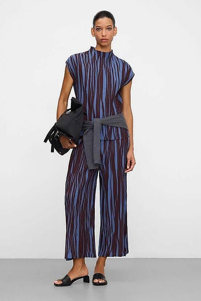 Top bicolor plisado irregular (99€) y Pantalón bicolor plisado irregular (149€)