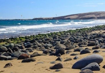 Esta es la playa de Gran Canaria perfecta para amantes del windsurf: aguas impresionantes y cantos rodados