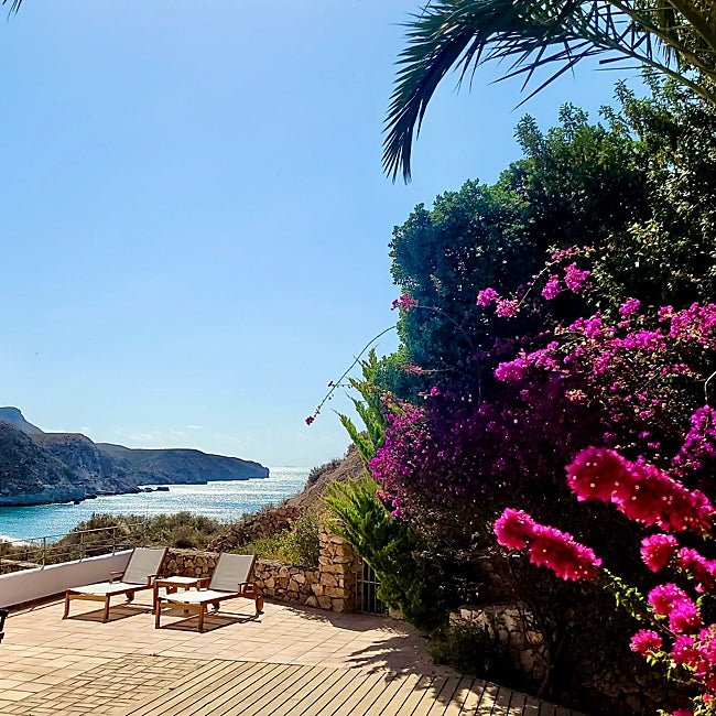 Este rincón del hotel Real La Joya resume bien el espíritu de Agua Amarga.