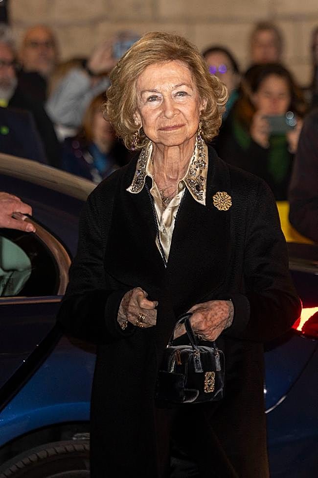 La reina Sofía con un bolso de Loewe.