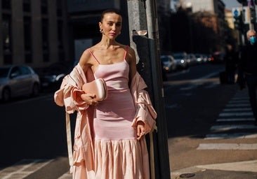 Si tienes una boda, corre a H&M a por este vestido rosa y con lazo