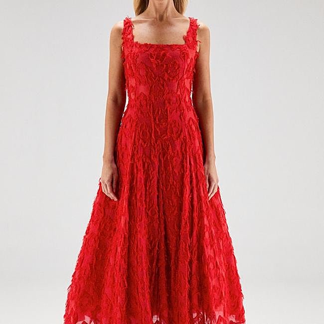 Vestido rojo con textura de Redondo Brand, 339 euros.
