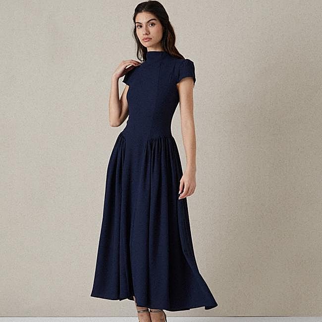 Vestido azul marino de corte clásico de Hannibal Laguna White, 690 euros.