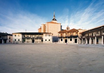 El sorprendente pueblo de Madrid donde se come de lujo: una plaza porticada y el pintor que triunfó en París
