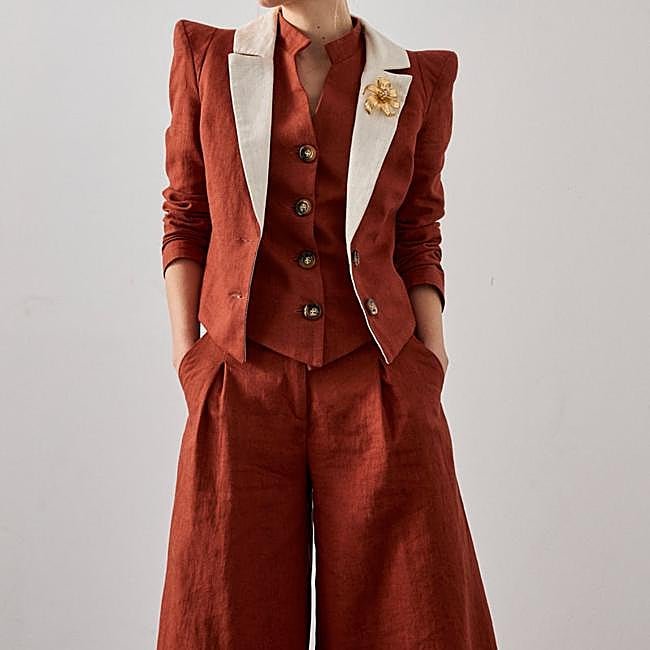 Traje en color burdeos con chaqueta corta de Martín Alcalde: chaqueta 298 euros y pantalón 198 euros.