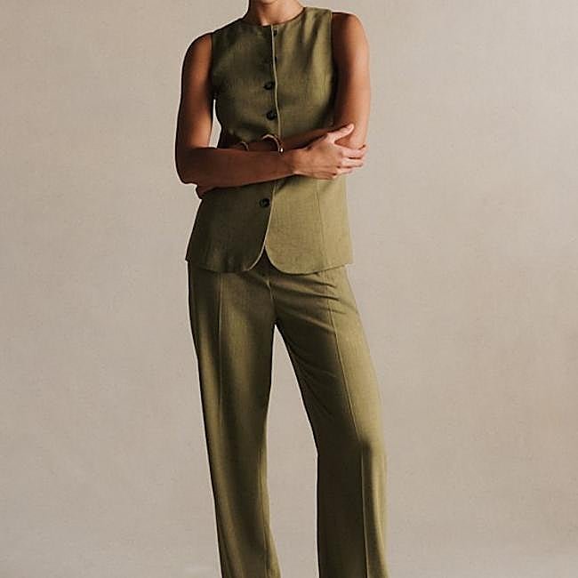 Traje verde oliva sin mangas de Sézane: chaleco 130 euros y pantalón 135 euros.