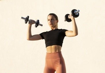 Qué ejercicios hacer para tonificar los brazos si nunca has cogido una mancuerna (y por qué el peso no es lo primero)