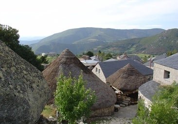 Esta pequeña aldea en los Ancares de Lugo con hórreos y pallozas de cuento es el destino que buscabas para tu próxima escapada
