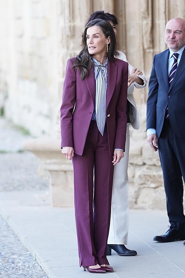 La reina Letizia con un traje burdeos de Bleis Madrid.