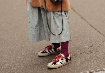 Zapatillas que rejuvenecen cualquier look: las favoritas para llevar a los 50 esta primavera