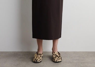 Todas las chicas elegantes llevan zapatos de pelo de poni, la tendencia que arrasa en primavera y los modelos más bonitos